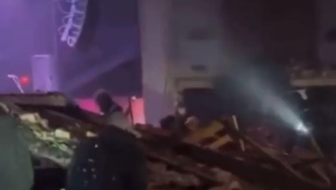 VIDEO: Po ničivé bouři v USA se při koncertu zřítila střecha divadla, jeden mrtvý, desítky zraněných
