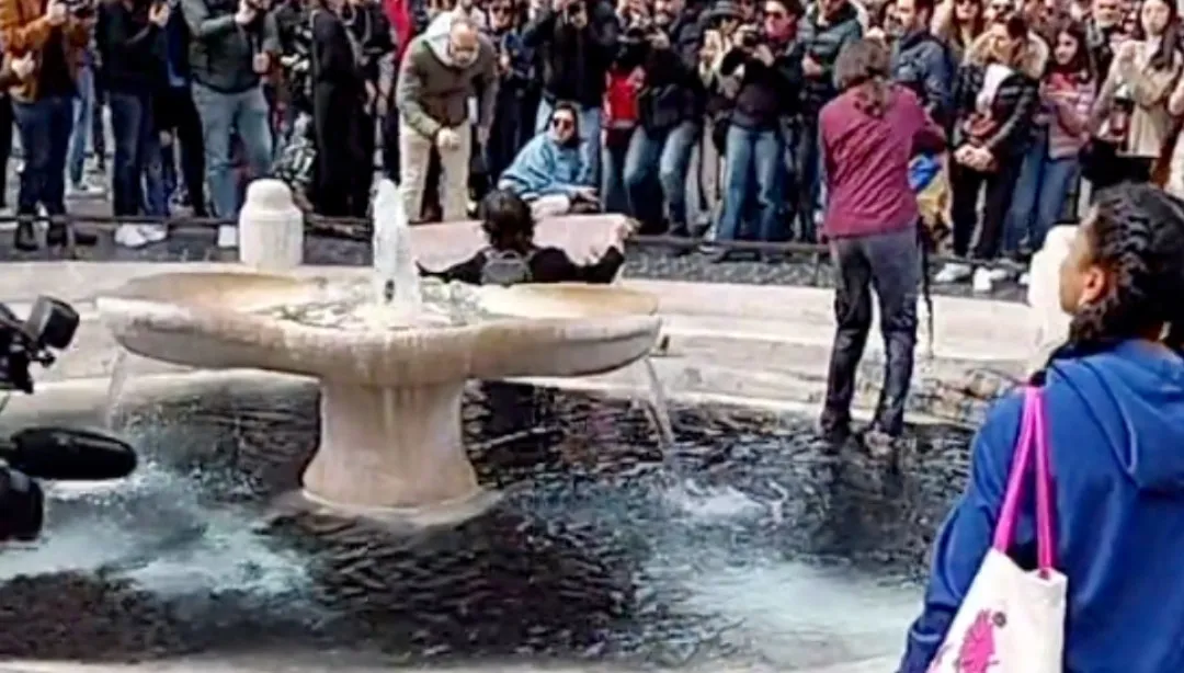 VIDEO: Aktivisté nalili černou tekutinu do slavné fontány v Římě, policie je zadržela