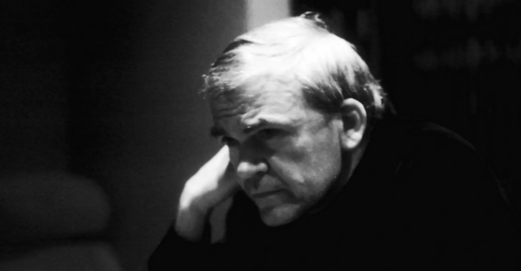 Milan Kundera navěky uzavřen ve své knihovně