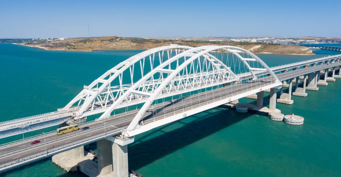 Zbourat most do Ruska a stíhat zrádce. Kyjev představil plán pro Krym