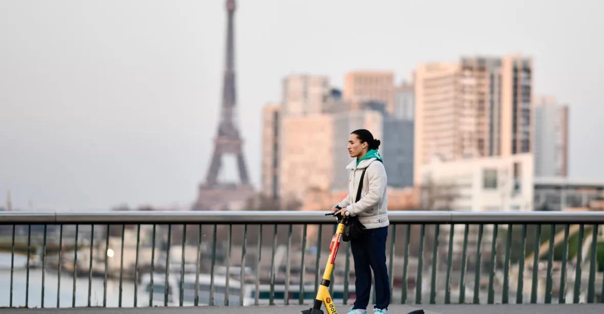 Pařížané už mají dost sdílených elektrokoloběžek. Pro jejich zákaz hlasovalo 90 % lidí