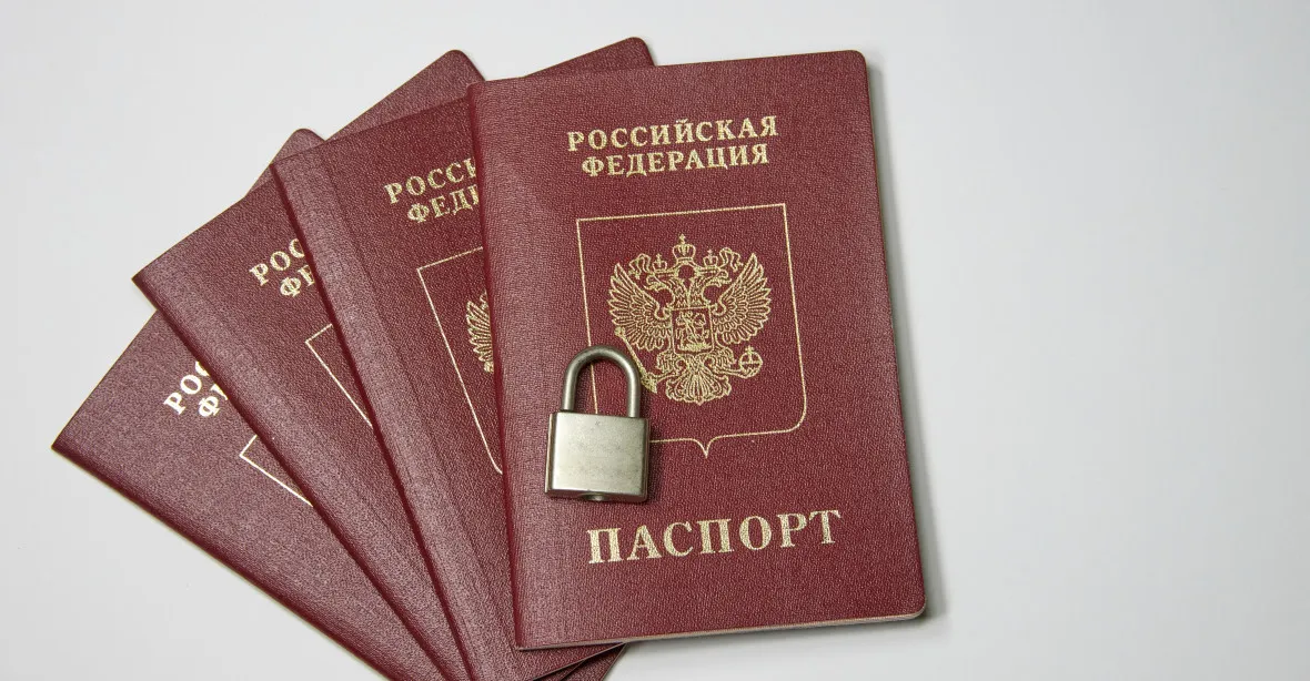 Rusko utahuje šrouby. Zabavuje pasy lidem na citlivých postech