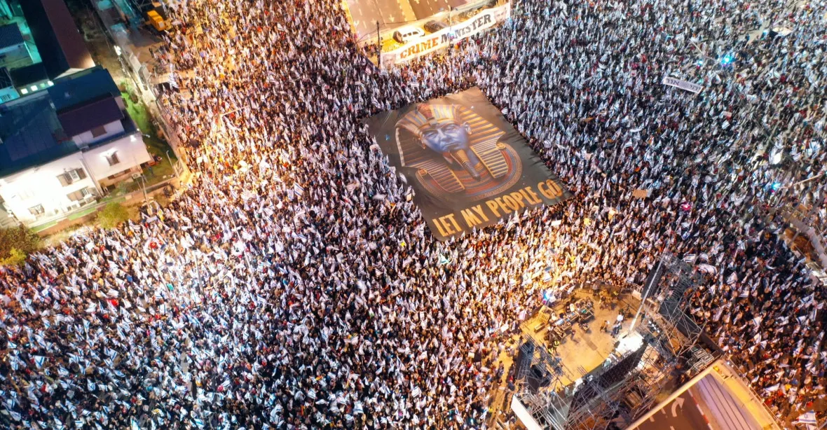 Desítky tisíc Izraelců protestovaly proti Netanjahuovi, i když odložil reformu soudnictví