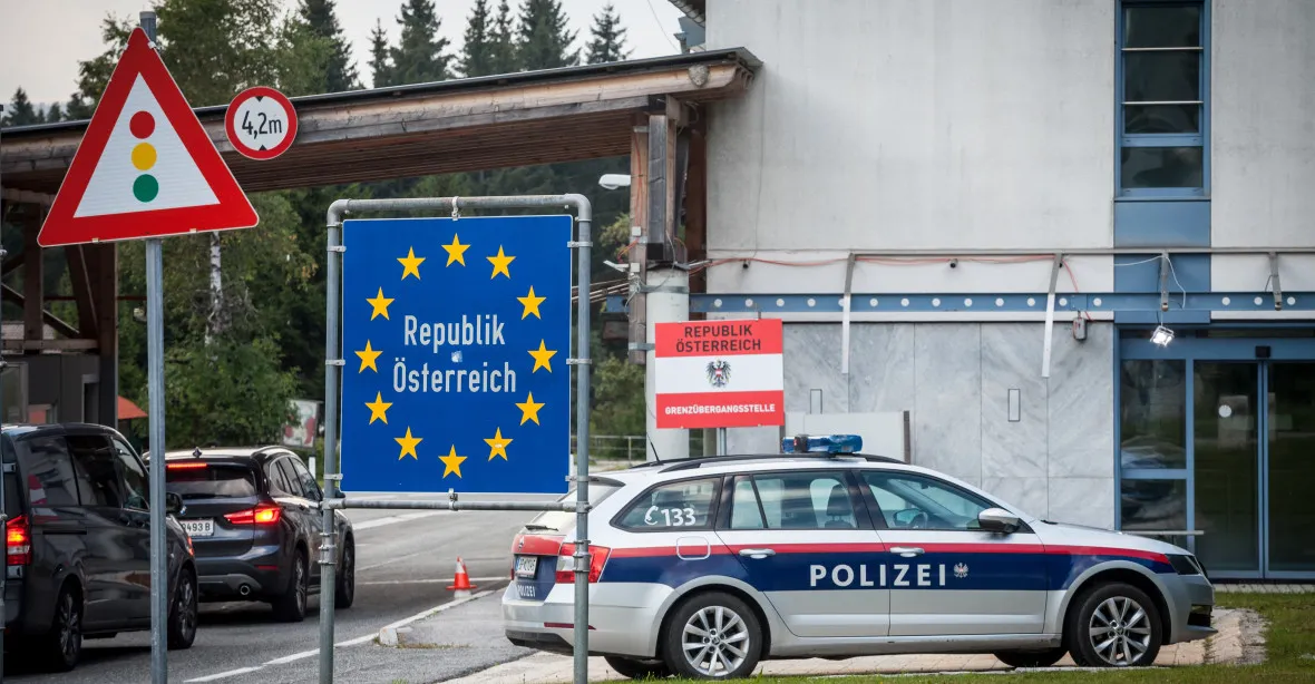 „Musíme důsledně šlápnout na migrační brzdu.“ Rakousko prodlouží kontroly na hranicích