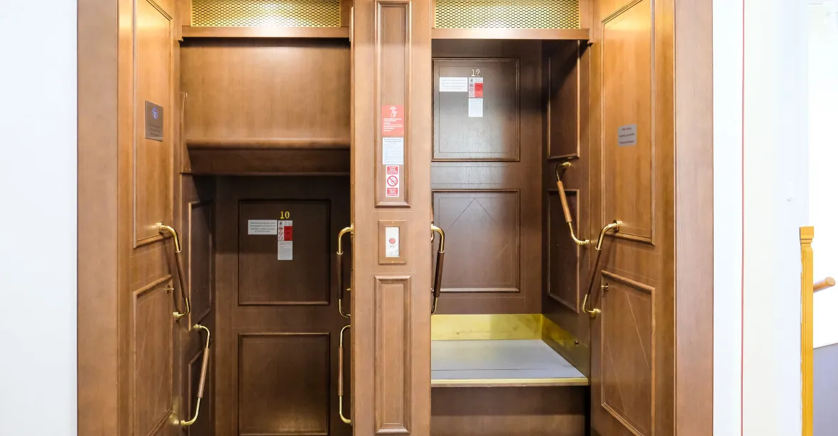 Turisté zavalili pražskou radnici kvůli historickému výtahu. Magistrát unikátní zdviž zastavil