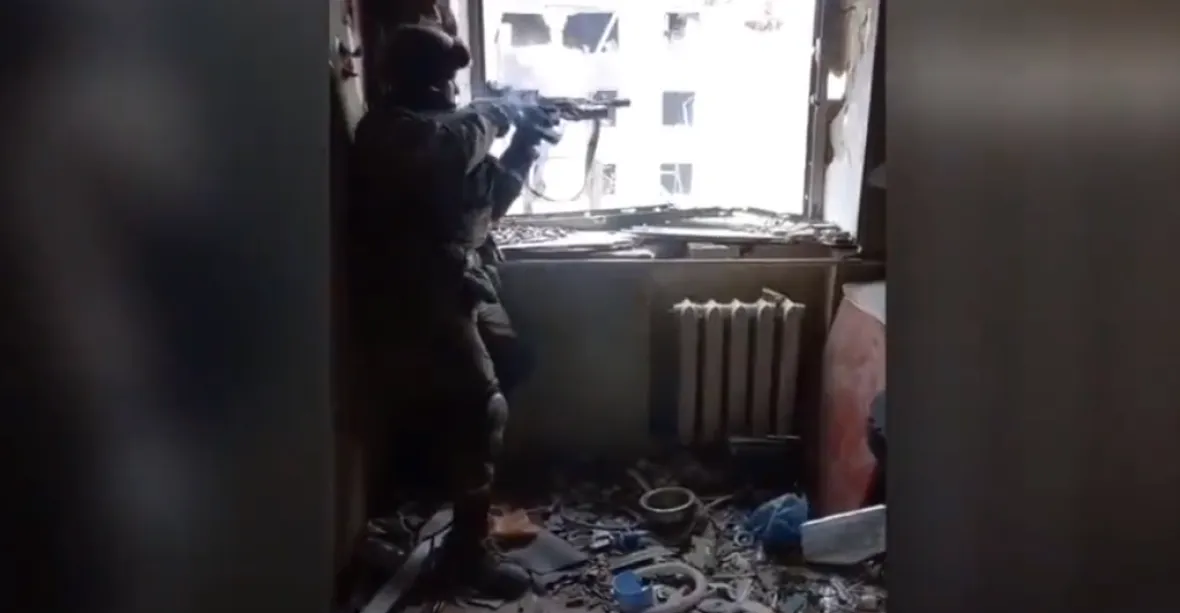 VIDEO: „Strážný anděl“ nad ukrajinským vojákem. Kulka těsně minula jeho hlavu