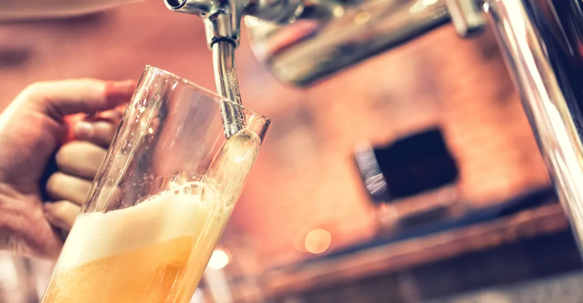 ,,Zdražovat pivo, ale víno nechat bez daně?“ Restauratéři volají po zbrždění změn DPH