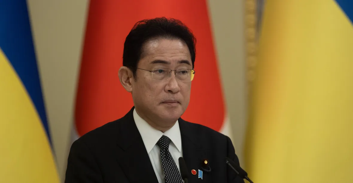 VIDEO: Evakuace japonského premiéra. Z útoku vyvázl bez zranění, podezřelý byl zadržen