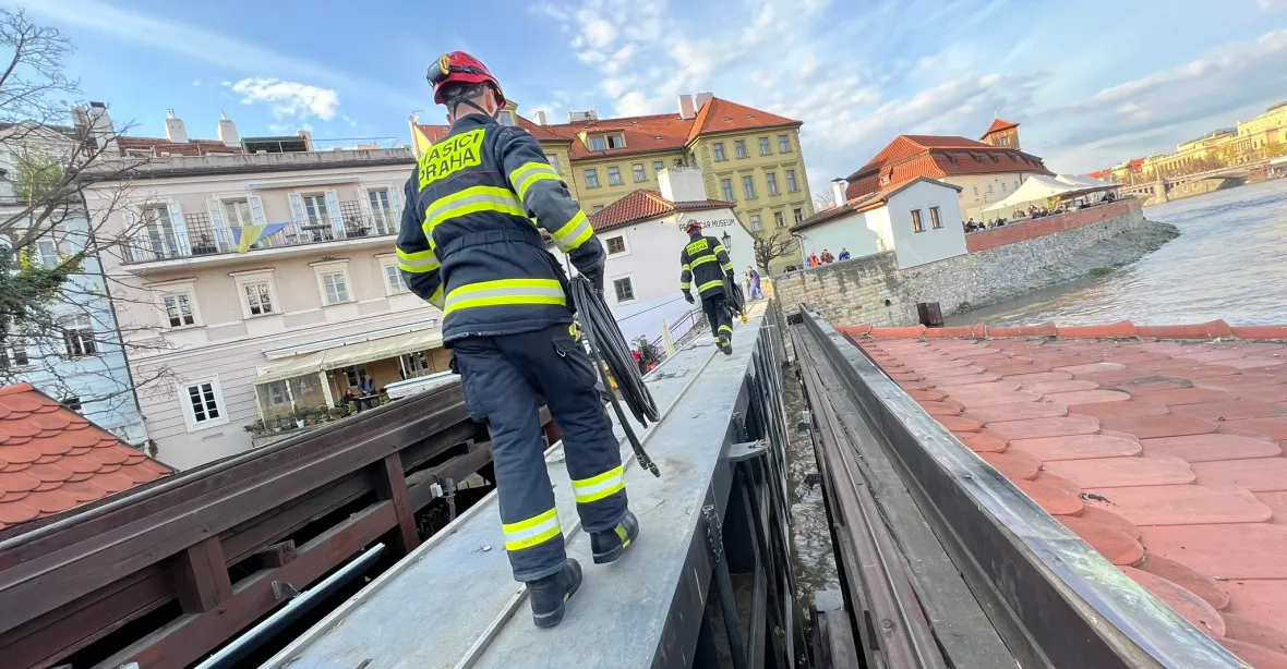 Voda ve Vltavě stoupá. Praha zavřela náplavky a vrata na Čertovce