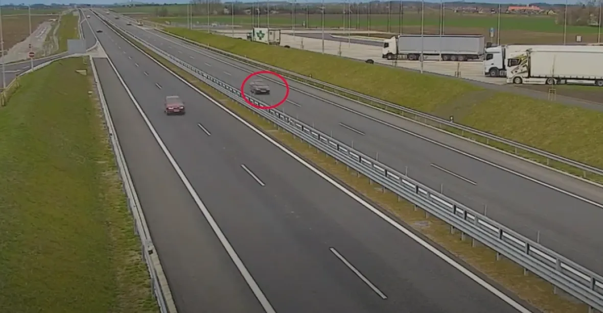 VIDEO: Řidič stočil vínovou Felicii na D35 do protisměru, jel deset kilometrů