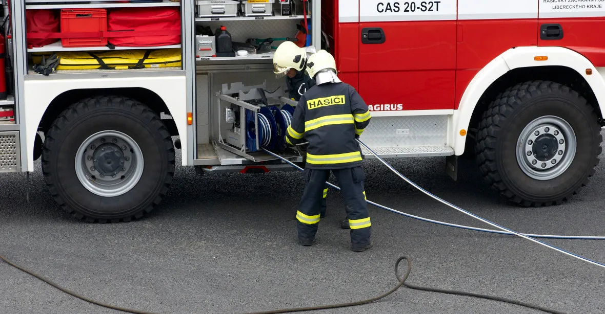 Hořící elektrická koloběžka přinutila hasiče evakuovat celý dům s 32 lidmi