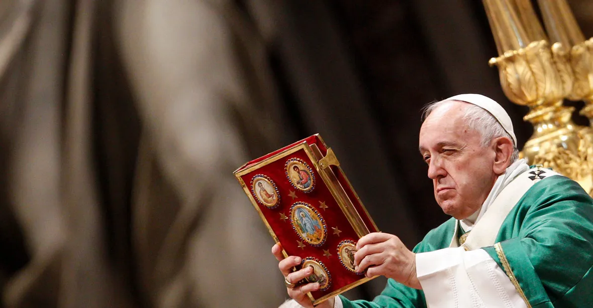 Papež povolil ženám, aby hlasovaly v synodě biskupů