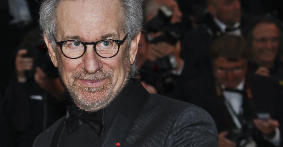 „Neměl jsem to dělat.“ Spielberg lituje, že podlehl tlaku a v reedici E.T. nahradil pistole vysílačkami