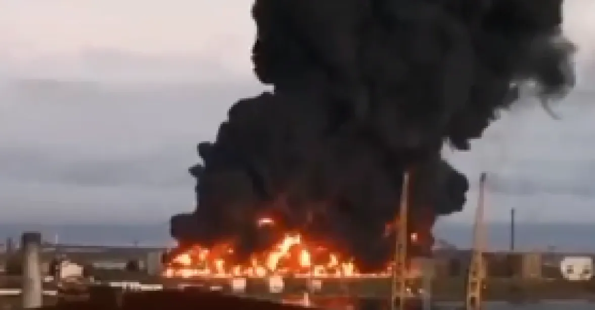 V Sevastopolu hořel zásobník s palivem. Ukrajinci zřejmě zaútočili dronem na Krym