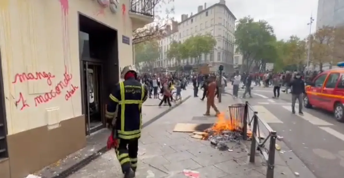 VIDEO: Masivní protesty ve Francii: dělobuchy a tvrdé střety s policií