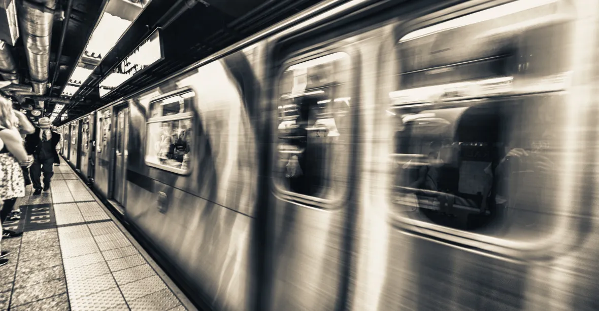 VIDEO: Smrt v metru. Cestující zabili příliš hlasitého bezdomovce
