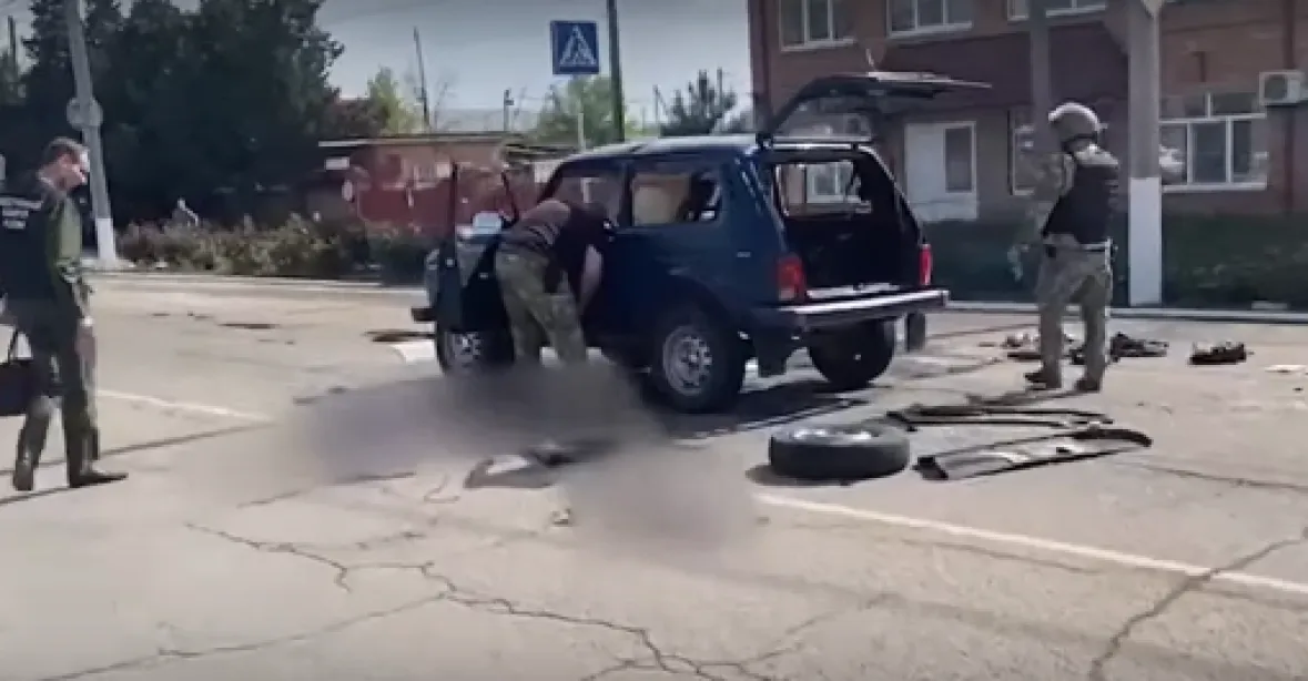 VIDEO: Zvláštní chování řidiče v Rusku. Při silniční kontrole se v autě odpálil a zemřel