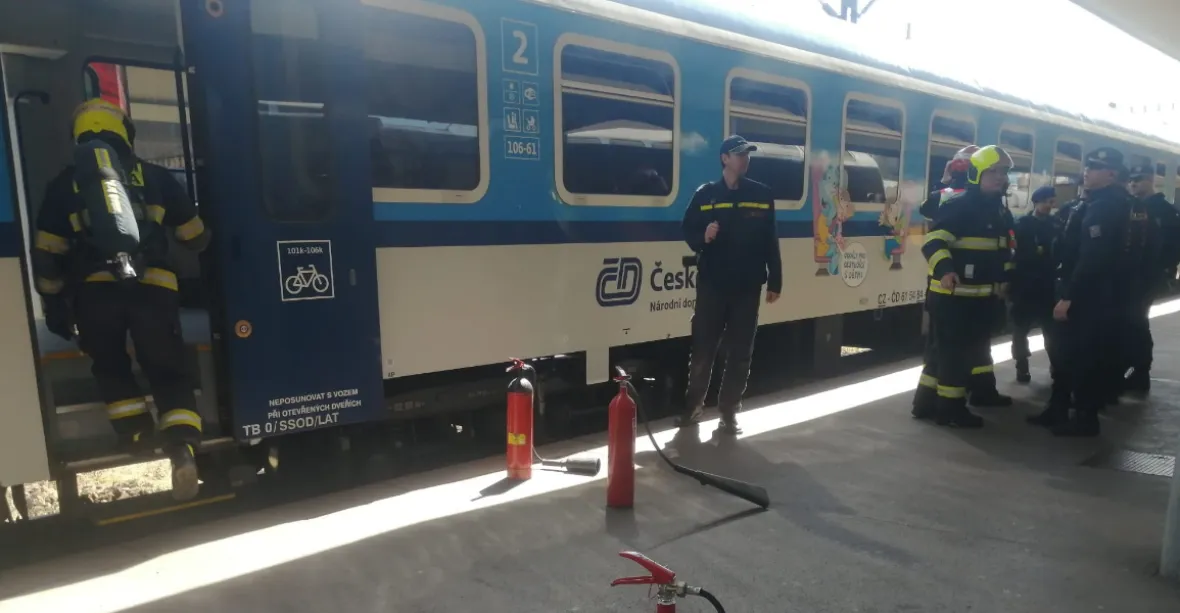 Z vagonu na Smíchovském nádraží se valil kouř. Hasiči evakuovali 300 cestujících