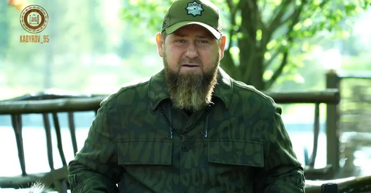 Kadyrov se předvádí v „maskáčích“ Louis Vuitton, nosí i boty Prada na podpatku