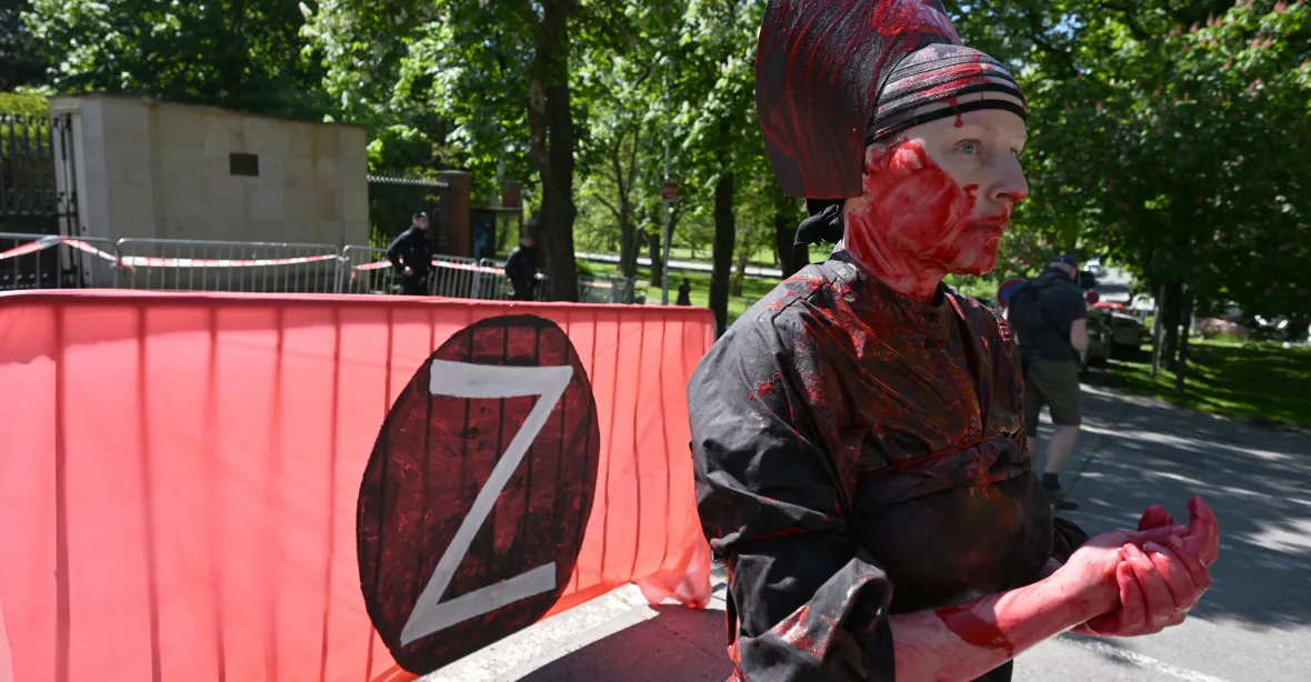 Ukrajinka se „koupala v krvi“ před ruskou ambasádou v Praze