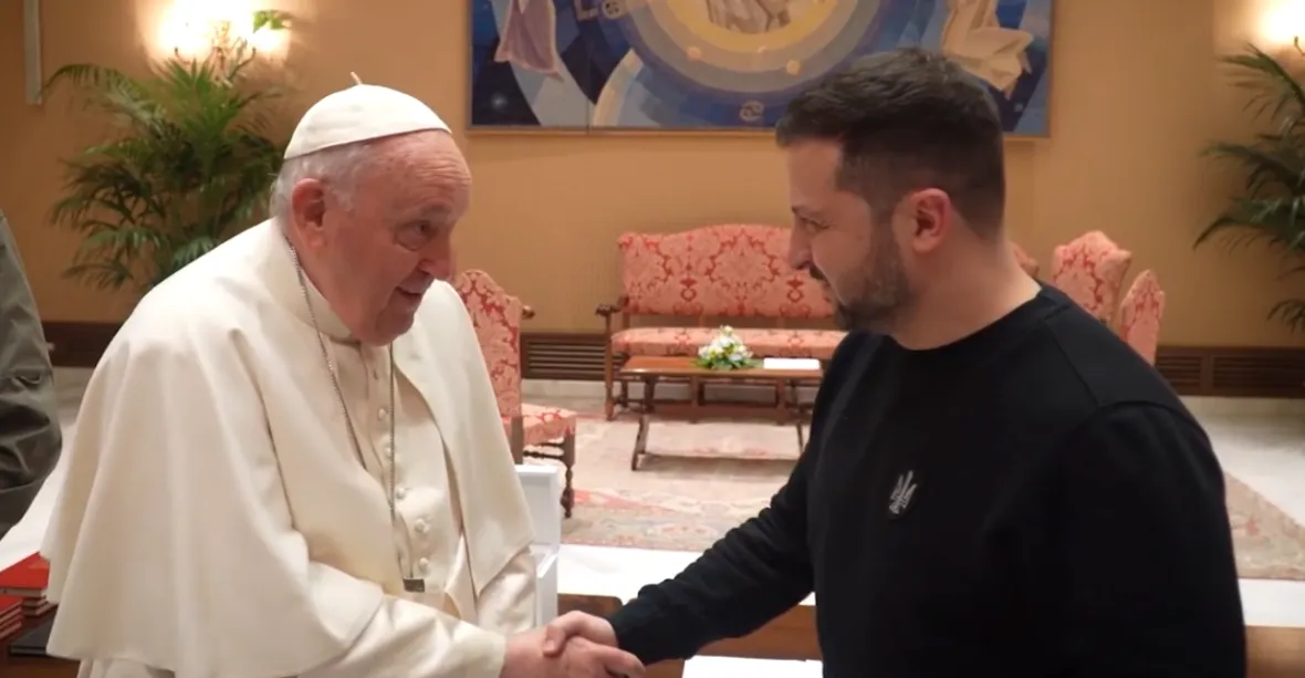 „Máme zájem angažovat Vatikán do našeho návrhu na mír.“ Zelenskyj daroval papežovi neprůstřelnou vestu