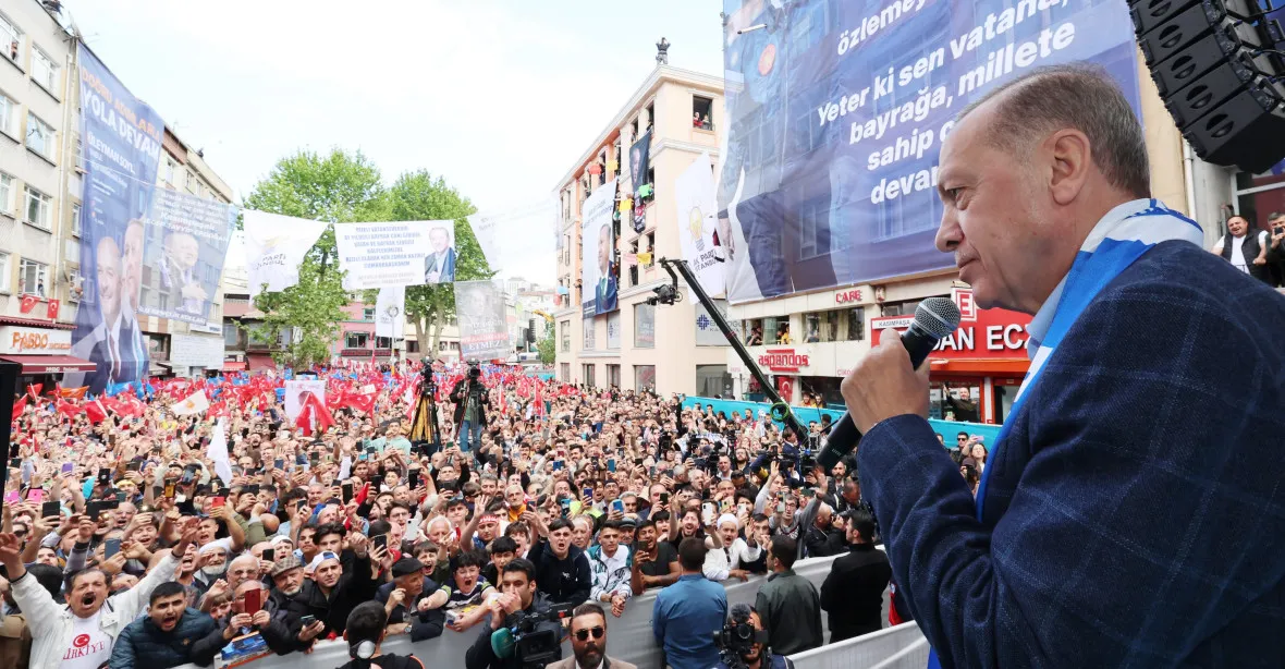 Sultán na Bosporu nepadl. Mezi Erdoganem a Kiliçdaroglu se rozhodne za dva týdny