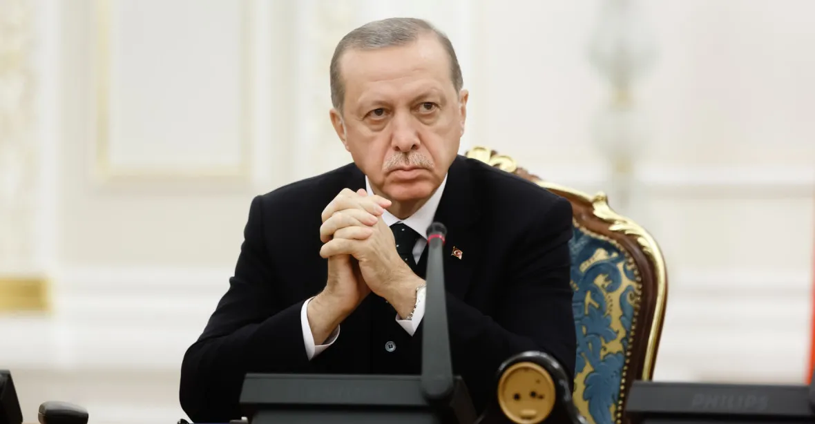 Erdogan je favorit pro druhé kolo volby prezidenta. Opozice naznačuje manipulaci s hlasy