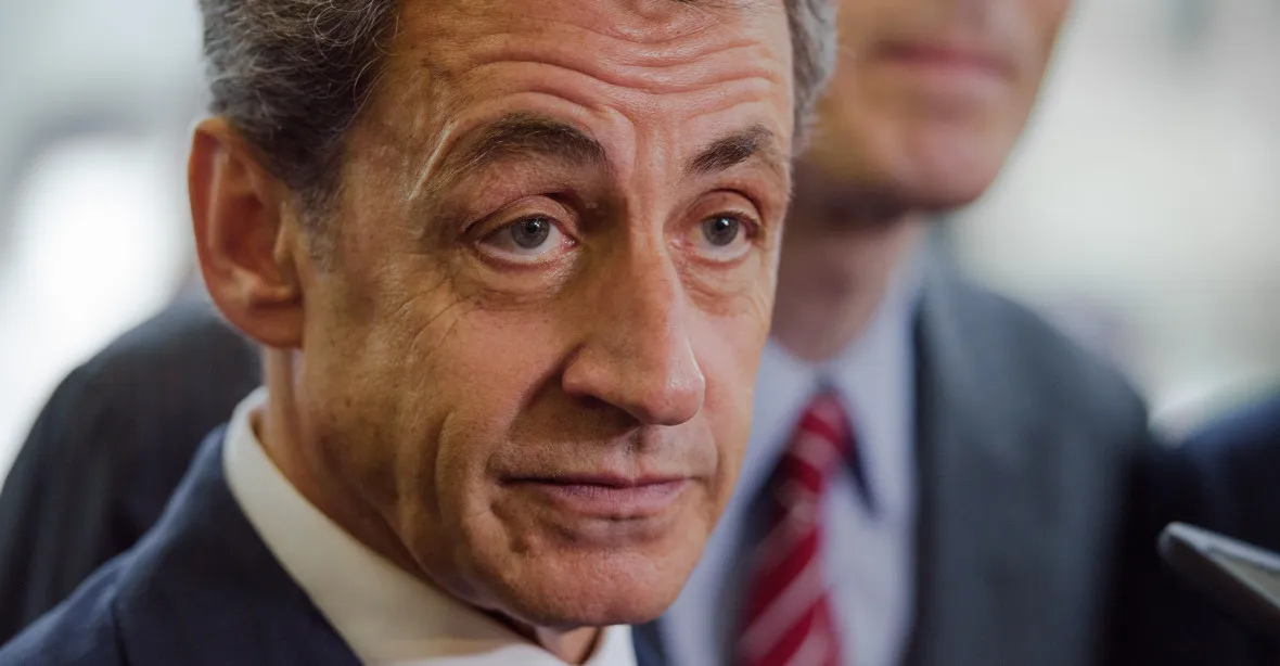 Soud potvrdil Sarkozymu tříletý trest za korupci. Bude muset nosit elektronický náramek