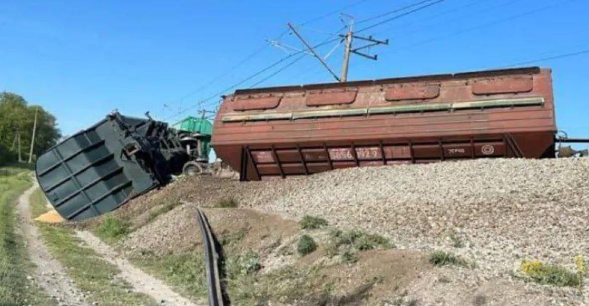 Odboj? Na Krymu vykolejil vlak, možný je i zásah zvenčí