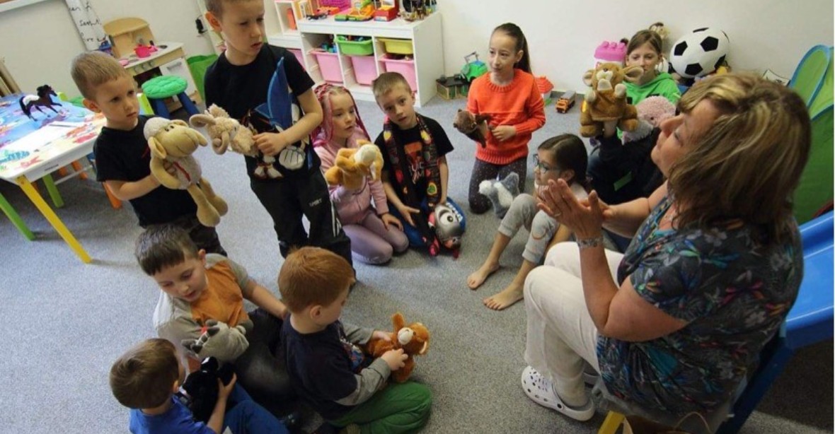 Na ukrajinské děti se kladou nižší nároky, tvrdí školní inspekce