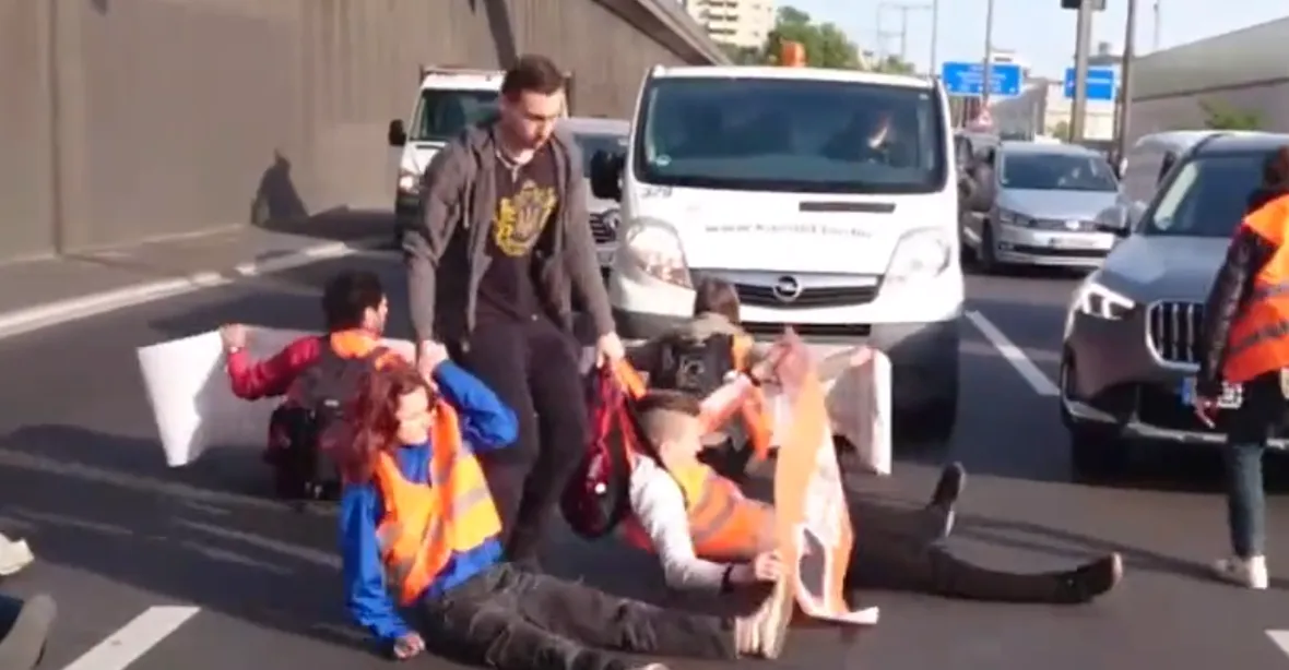 VIDEO: Aktivisté v Berlíně blokovali dopravu. Řidiči si to nenechali líbit