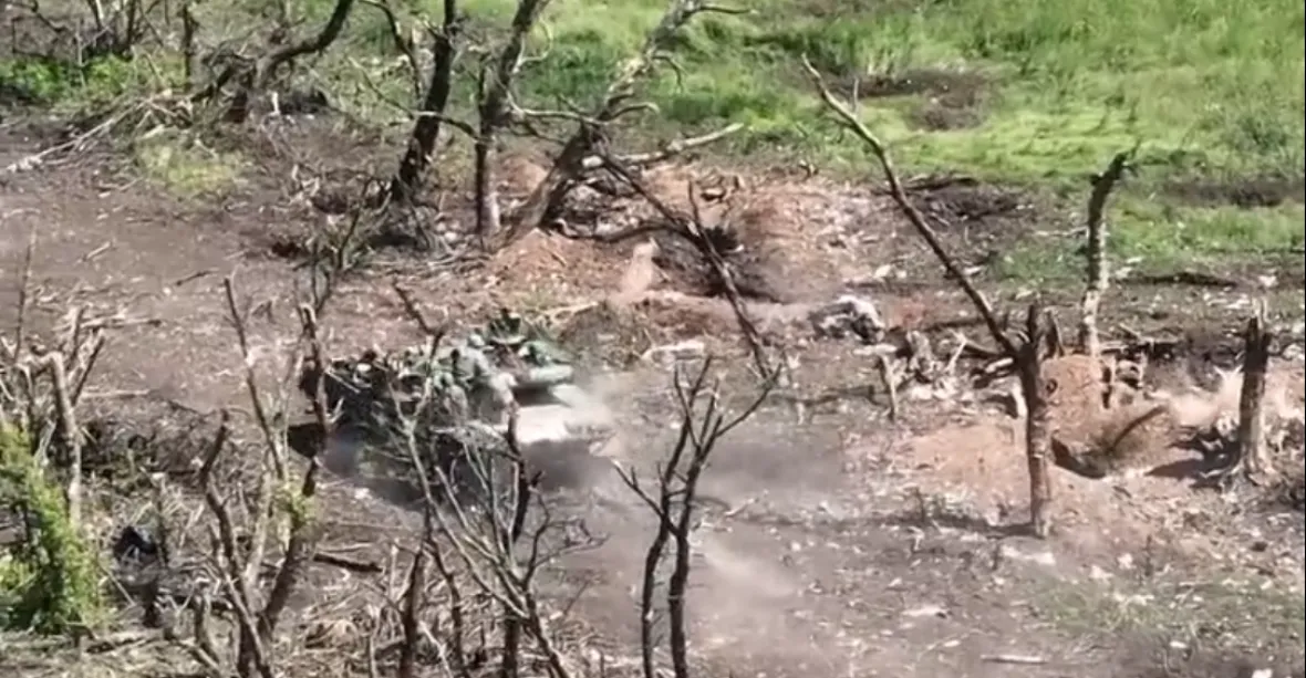 VIDEO: Rus střílel ze zákopu na dron, jeho ukrajinský operátor tam poslal tank