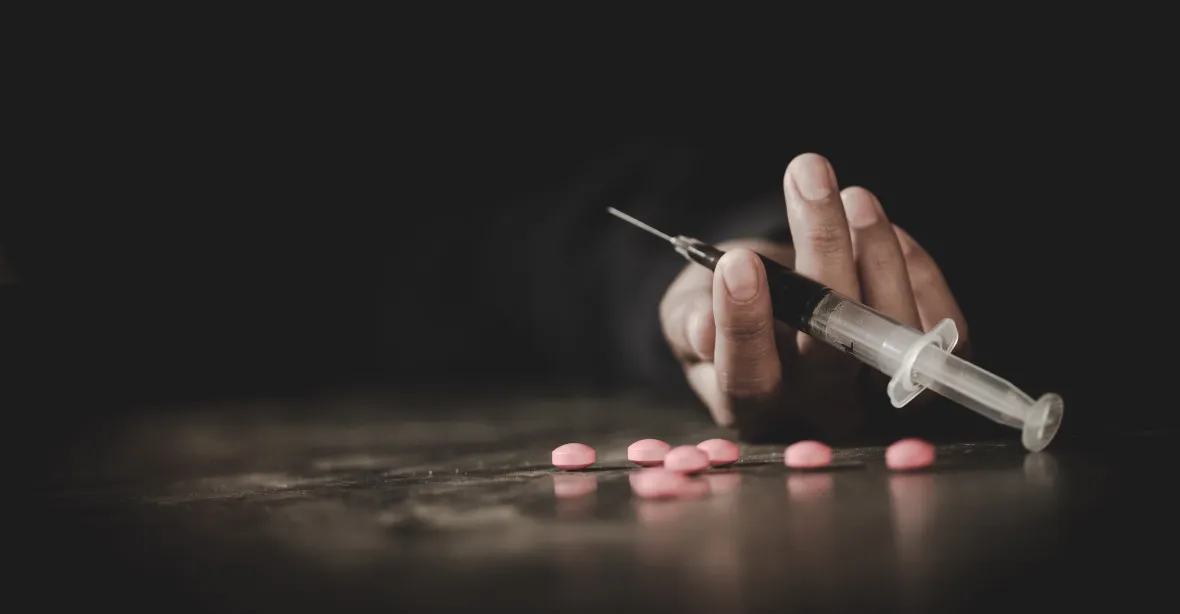 VIDEO: „Zombie droga“ ovládá ulice USA. Městem se plíží lidé, doslova jim hnije kůže