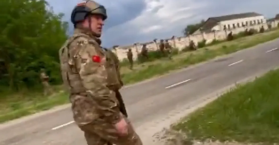 VIDEO: Generál Lapin žene u Belgorodu vojáky vpřed. Zřejmě velel obranné operaci