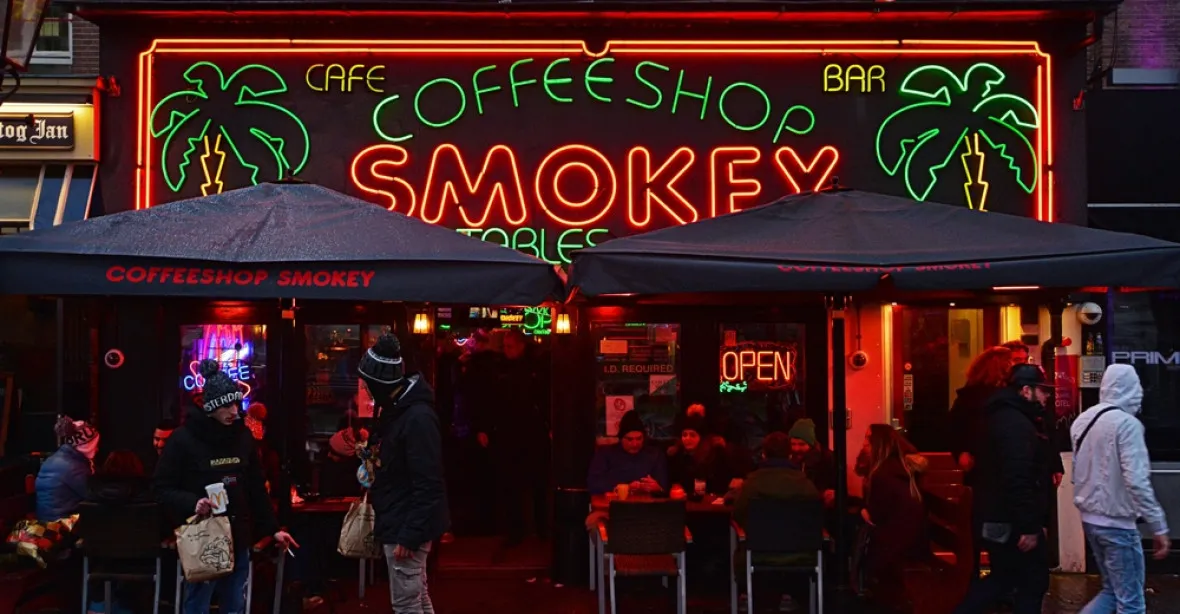 Zákaz kouření marihuany v Amsterdamu. V uličce červených luceren si jointa už nezapálíte