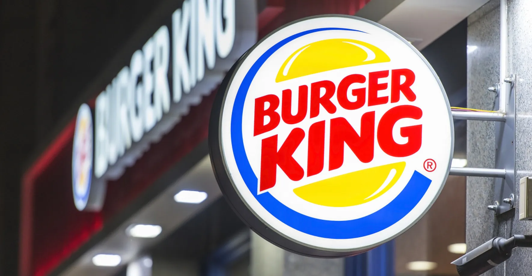 Muž uklouzl na záchodě v Burger Kingu. Vysoudil miliony odškodného