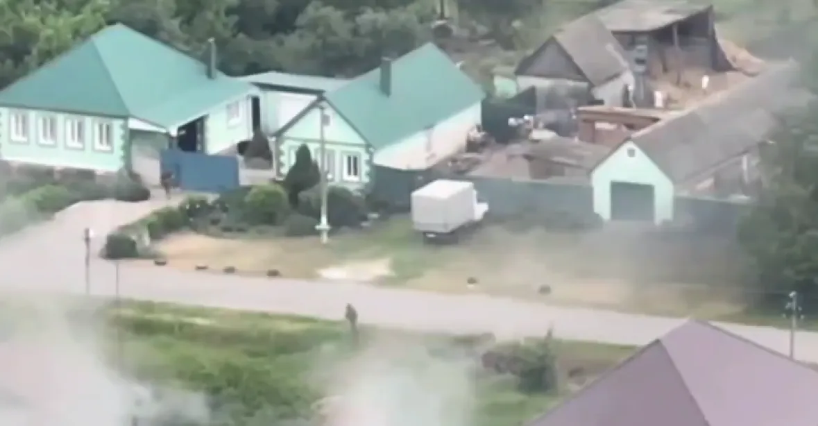 VIDEO: Vojáci se schovávali za ploty. Legie Svoboda Rusku k tažení u Belgorodu
