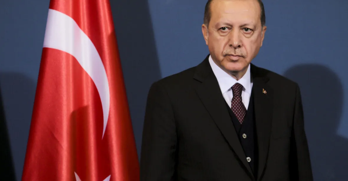 Turecká lira po Erdoganově znovuzvolení klesla na rekordní minimum