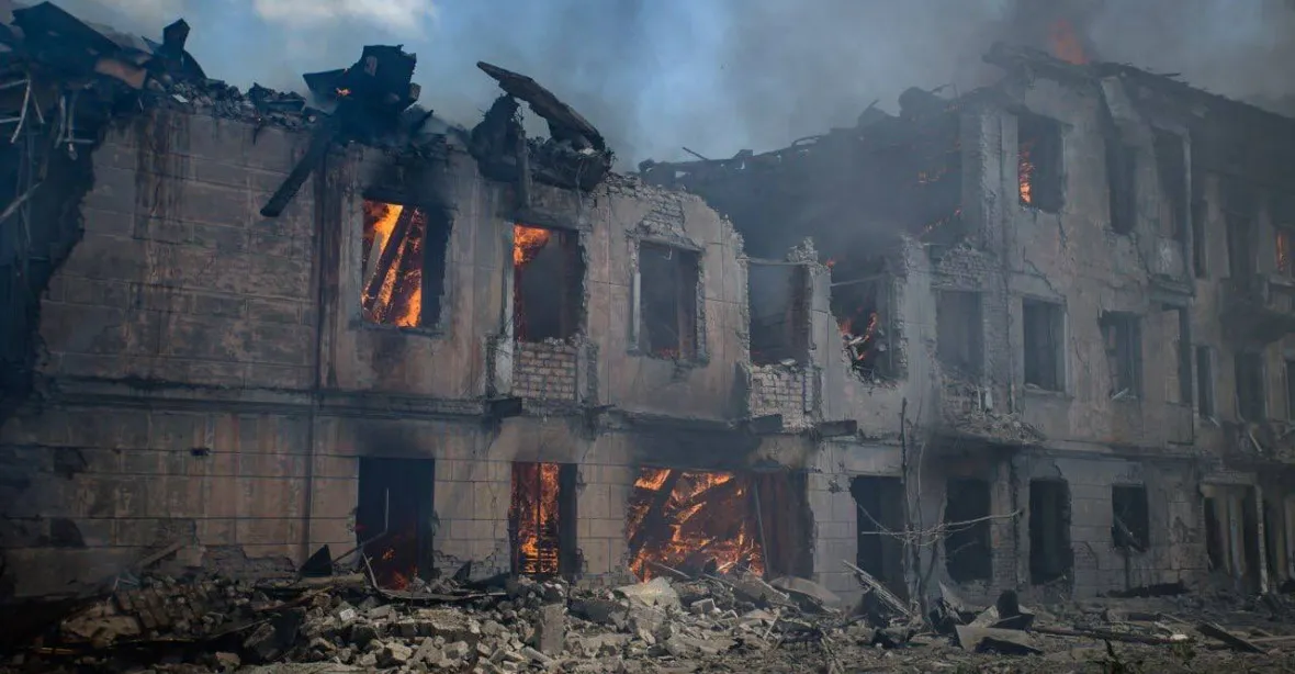 Po nočním ruském raketovém útoku na Kyjev zemřeli nejméně tři lidé, hlásí úřady
