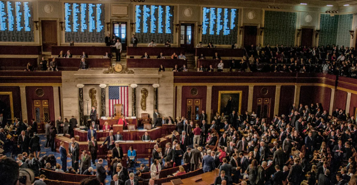 Sněmovna reprezentantů USA schválila zákon, který pozastavuje dluhový strop