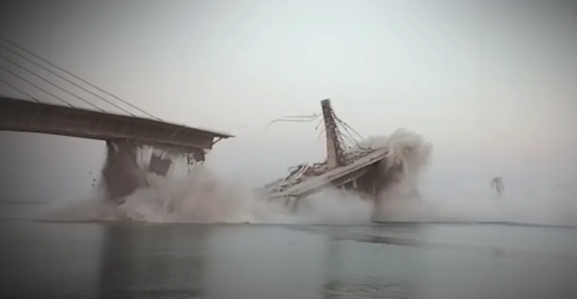 VIDEO: Pád obřího mostu přes Gangu v Indii. Už jednou se zřítil