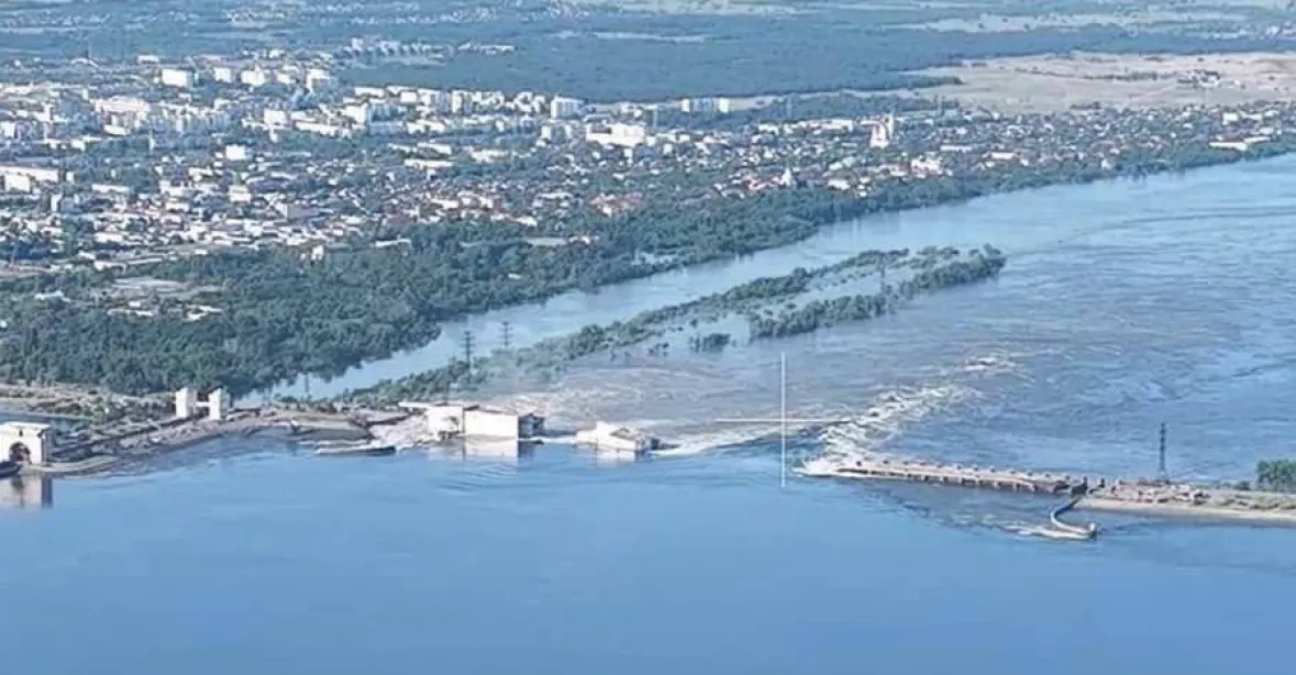 Voda z Dněpru se valí na 80 obcí. Hráz přehrady Nová Kachovka vylétla do povětří
