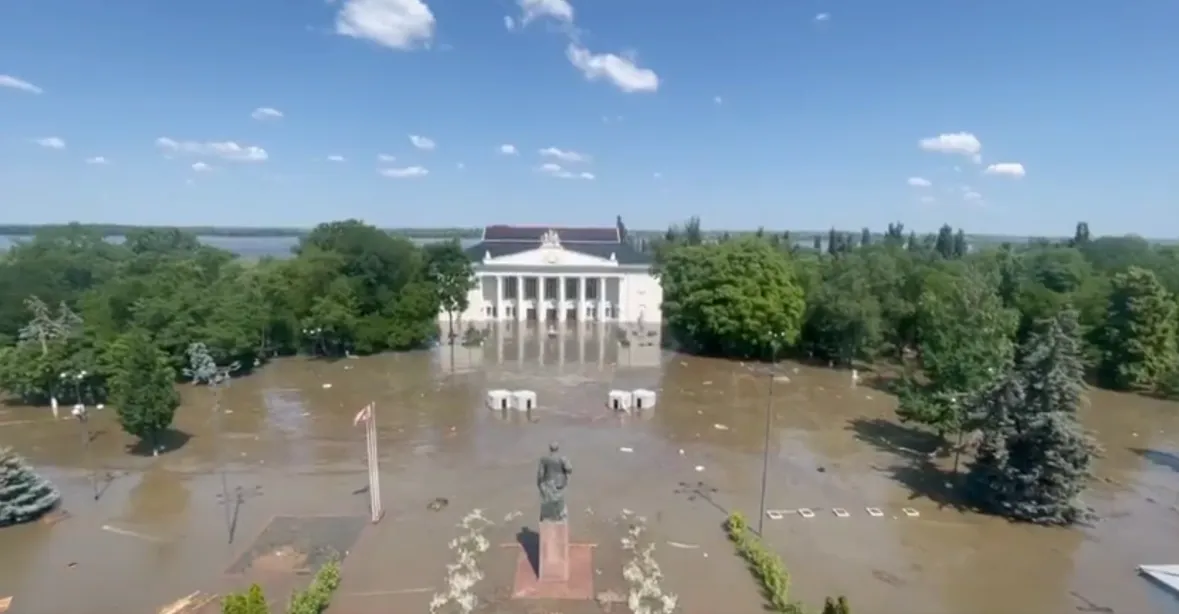 VIDEO: Voda z Kachovské přehrady zachvátila ukrajinská města