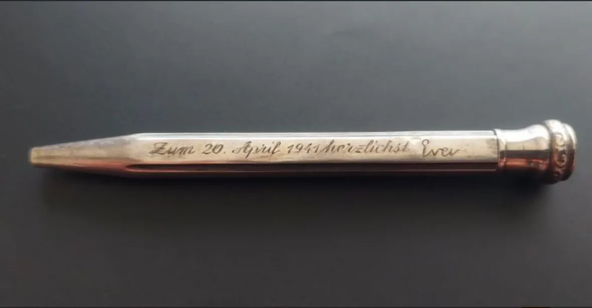 Neznámý kupec vydražil Hitlerovu tužku. Je na ní nápis „Eva“