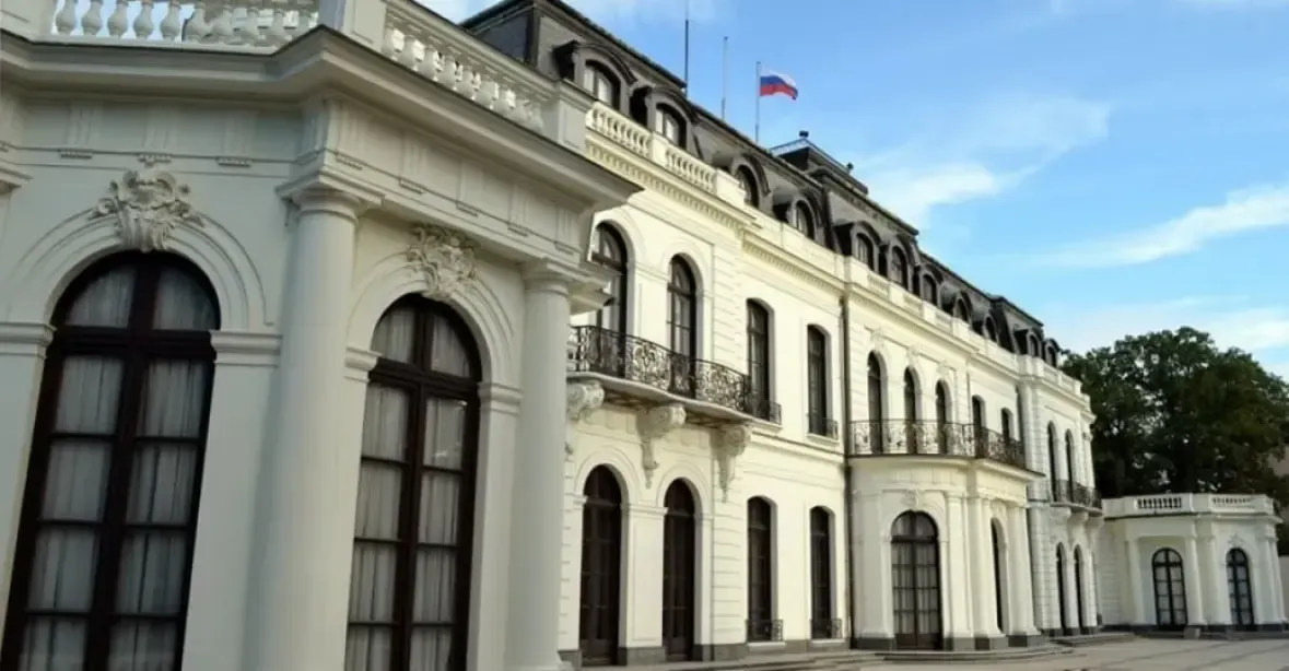 VIDEO: Před ruským velvyslanectvím jsou skupiny proruských i protiruských aktivistů