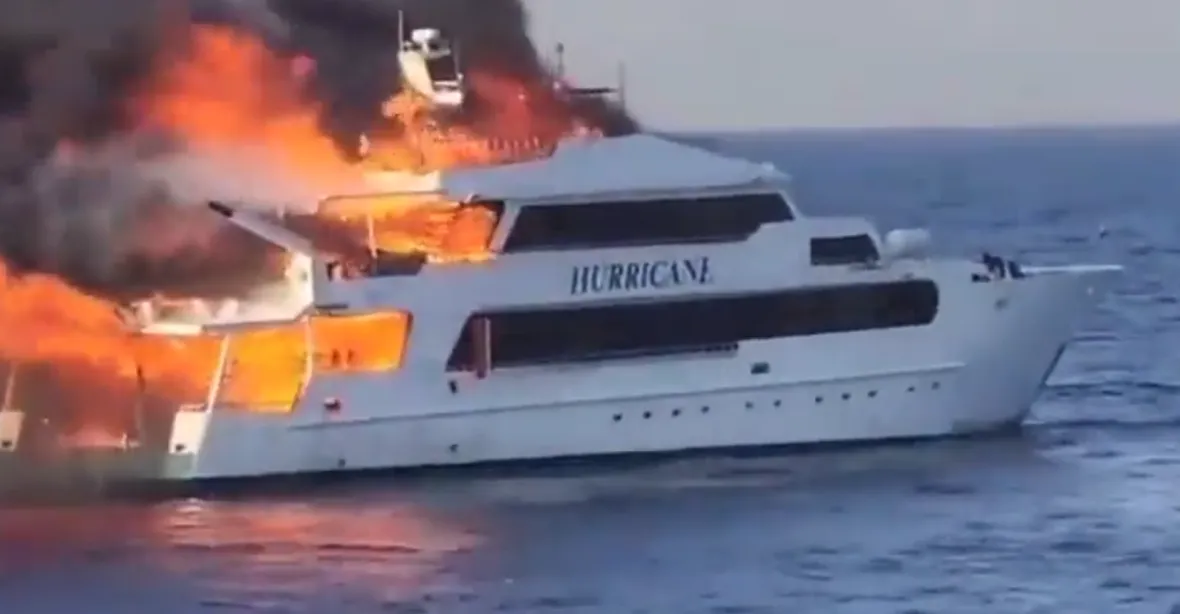 Výletní loď v Egyptě v plamenech. Po rozsáhlém požáru se pohřešují tři turisté