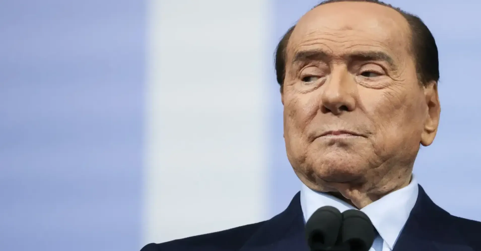 È morto l’ex primo ministro italiano Silvio Berlusconi.  Morì di polmonite cronica e leucemia