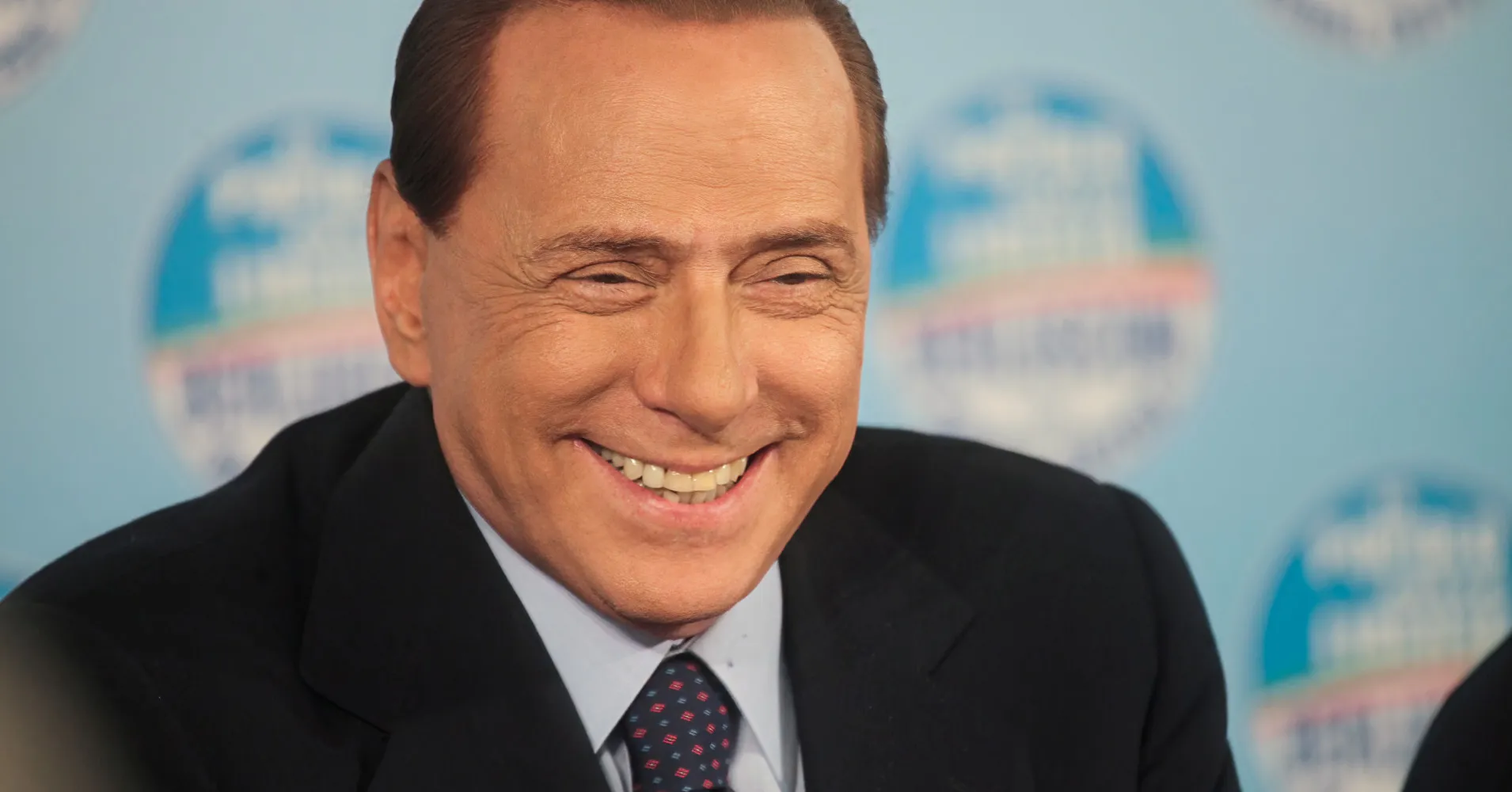 Berlusconi dengan makamnya sendiri.  Ha messo il telefono e le chiavi nella tomba, con la sua ragazza che riposava accanto a lui