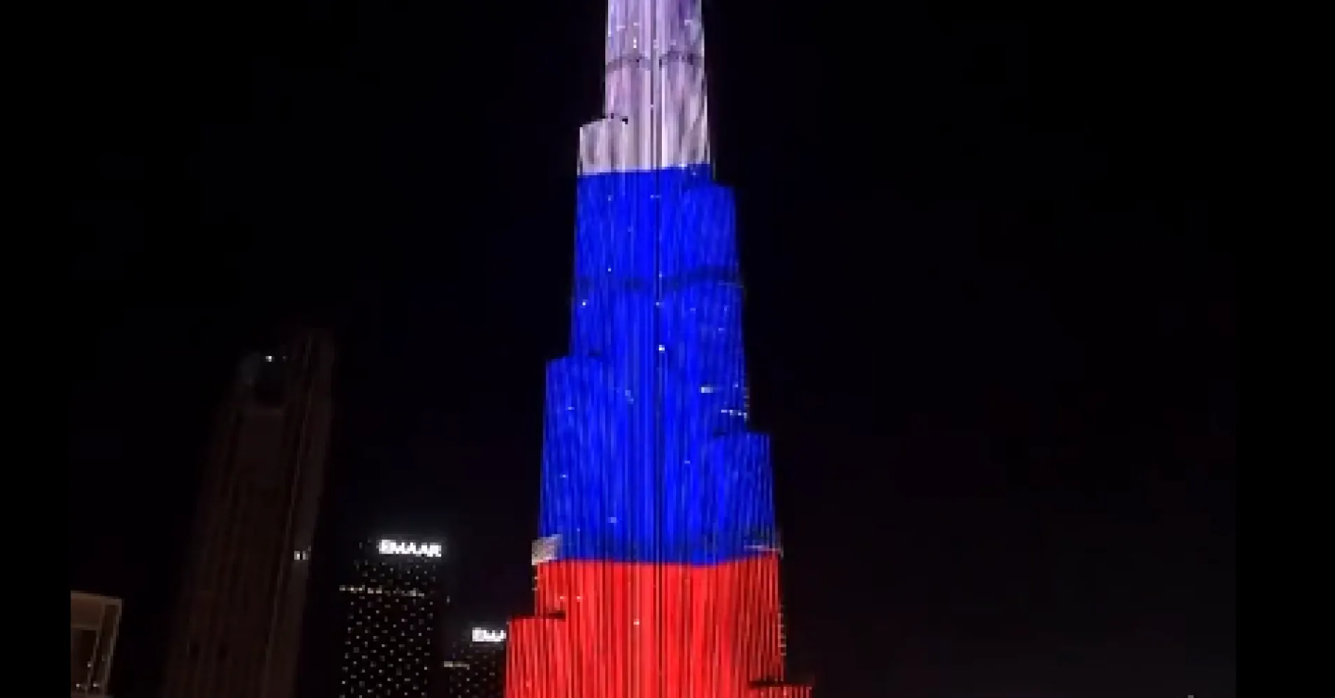 Бурдж халифа триколор. Небоскрёб Бурдж-Халифа в Дубае. Бурдж Халифа окрашенное здание. Бурдж Халифа в цветах российского флага. Здание выше Бурдж Халифа в Дубае.