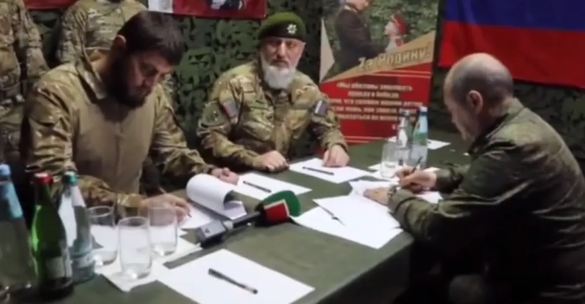 Zmatek mezi Čečenci. Po zprávě o smrti velitele už opouštěli bojiště, Kadyrov je uklidňoval